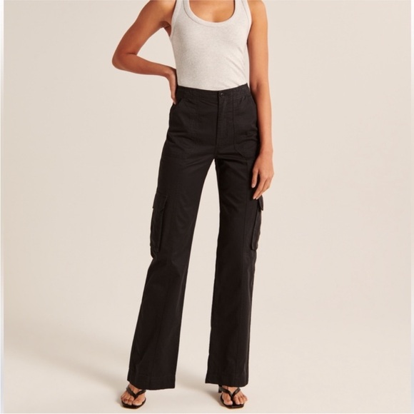 Abercrombie & Fitch Women’s Relaxed Cargo Pant; color Black; size 27 short (4s). - Picture 4 of 12